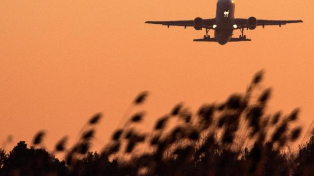 Un avión de Vueling despega del aeropuerto del Prat.