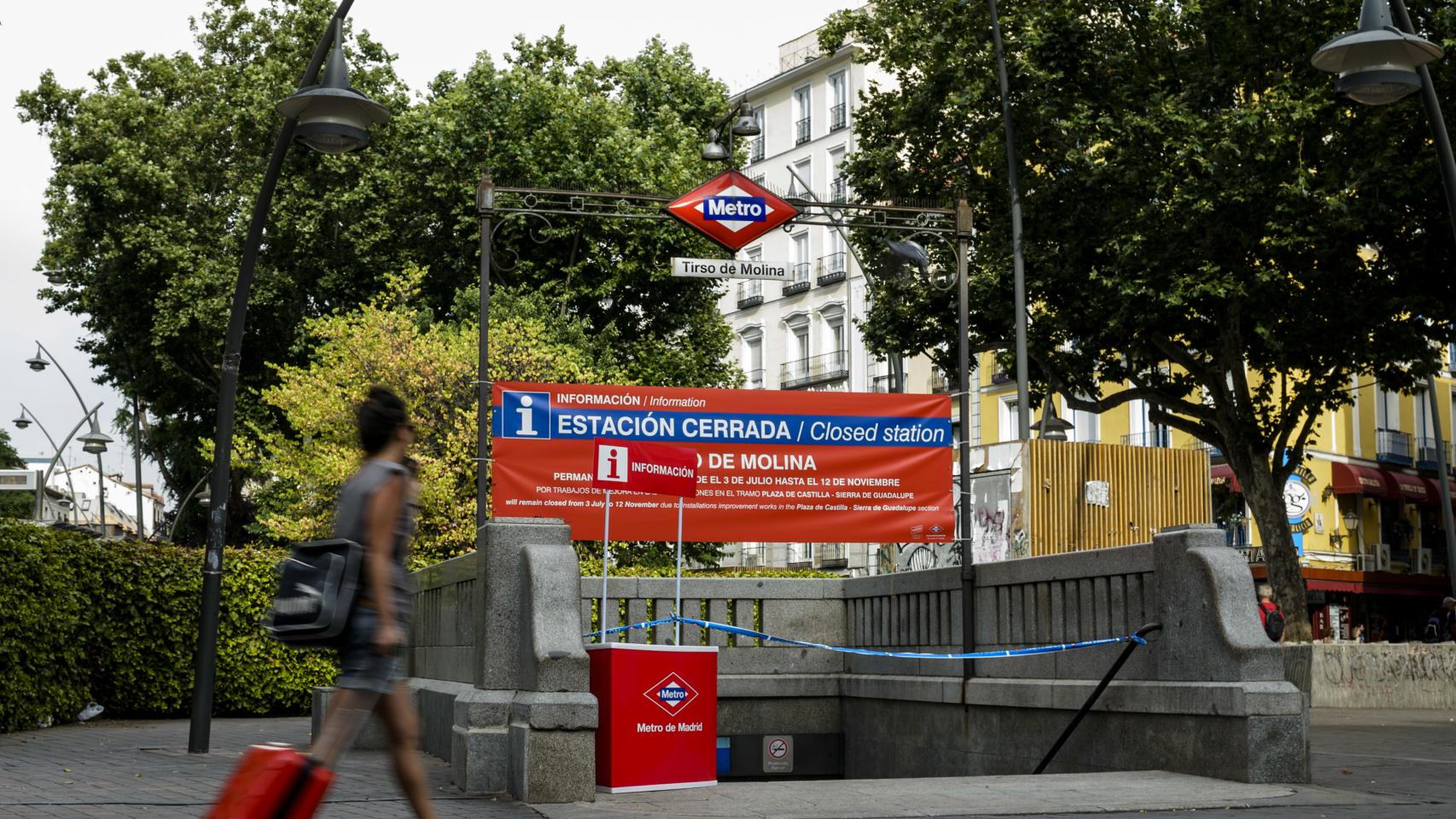 Un cartel indica que la estación se encuentra cerrada por obras.