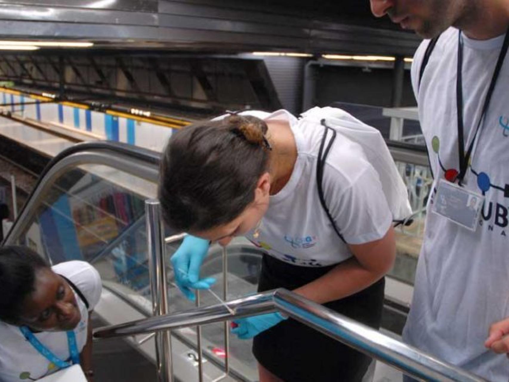 Investigadores recogen muestras del metro de Barcelona.