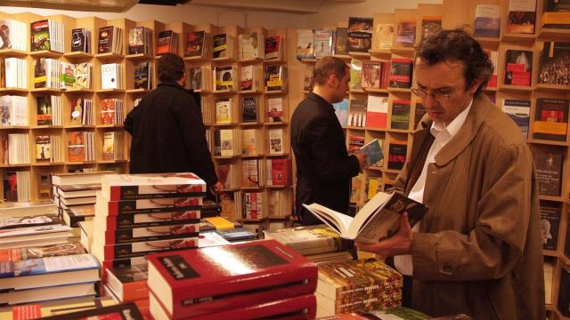 Clientes en la librería Antonio Machado.