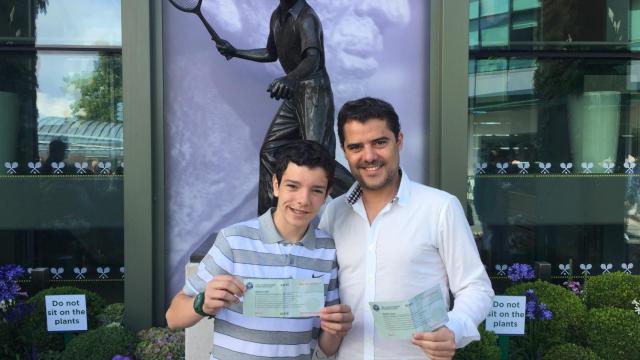 A la izquierda Nicolás y a la derecha Miguel, con la estatua de Fred Perry de fondo.