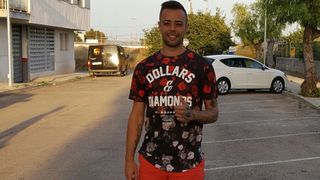 Dani Benítez, en la calle donde comenzó a jugar.