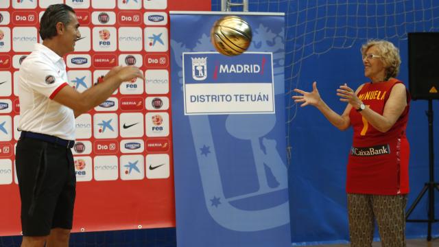 Carmena juega al baloncesto con Scariolo, seleccionador nacional.