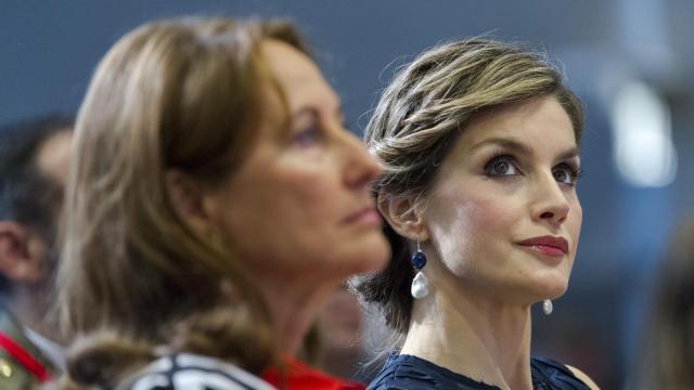 La reina Letizia, pensativa, durante un acto oficial.