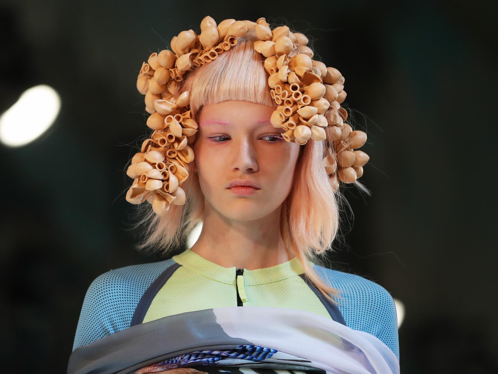 Modelo luciendo un tocado hecho con conchas a modo de tirabuzones.