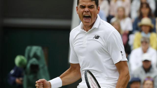 Milos Raonic celebra con rabia un punto.