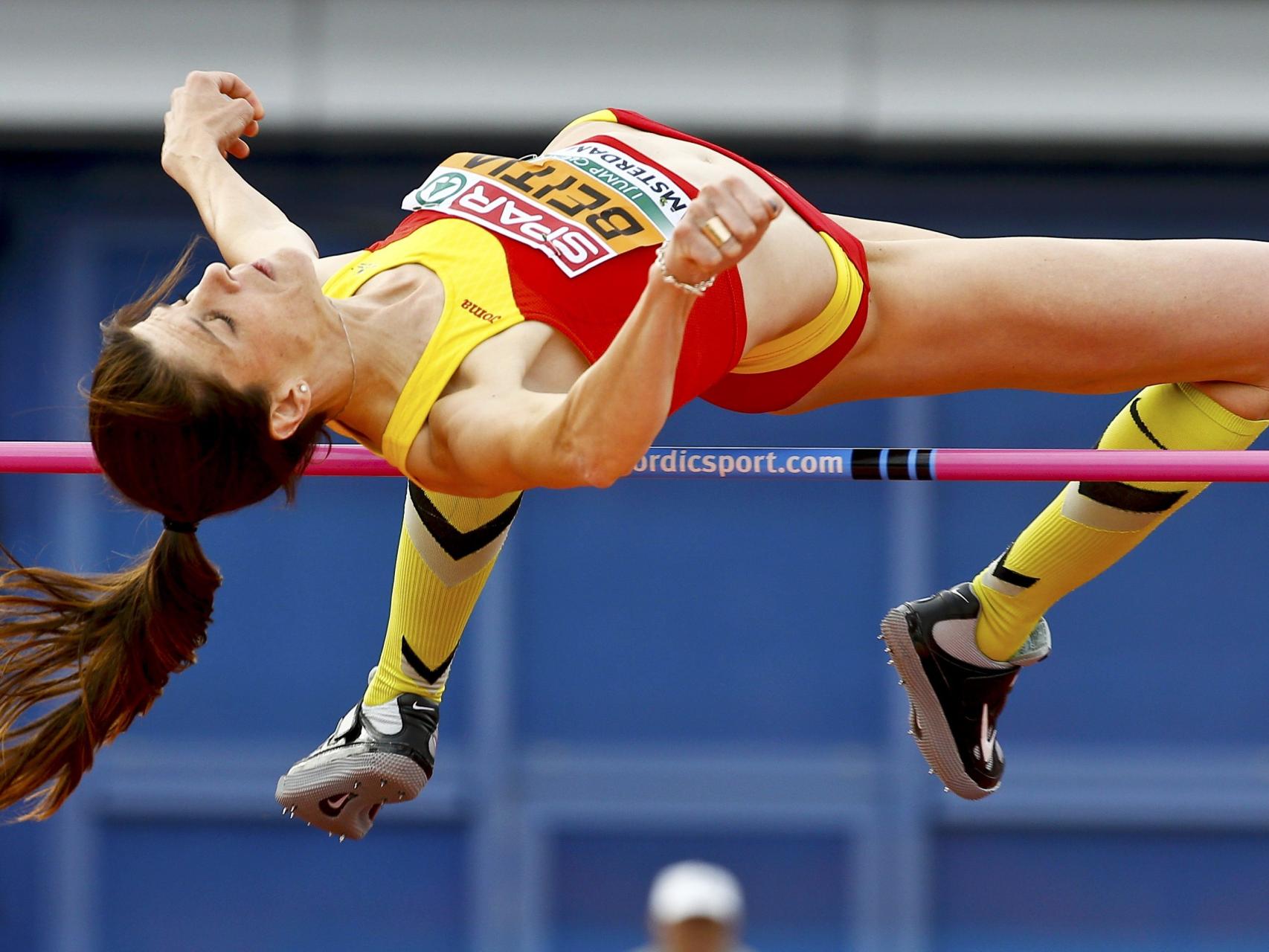 Ruth Beitia supera a la primera 1,98 metros.
