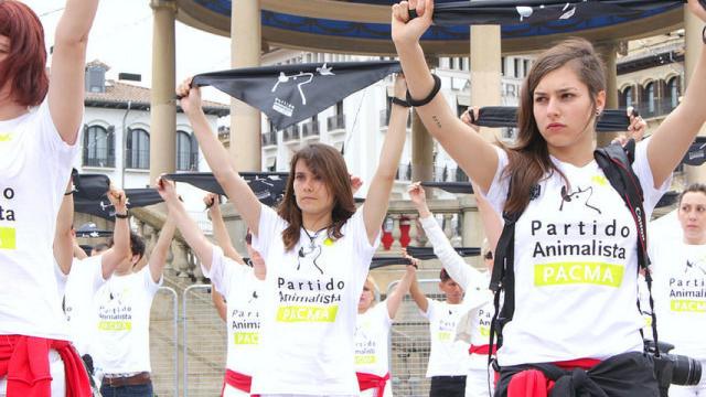 Simpatizantes del PACMA durante una manifestación en 2014.