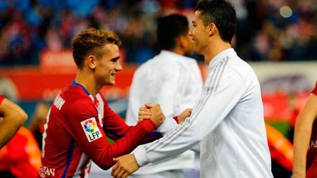 Griezmann y Cristiano se saludan en un Atlético - Real Madrid.