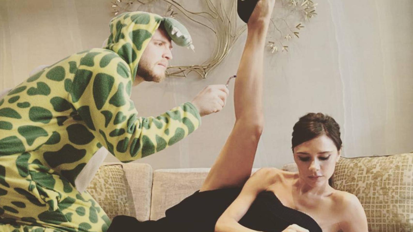 Lorenz concentrado en depilar a Victoria Beckham