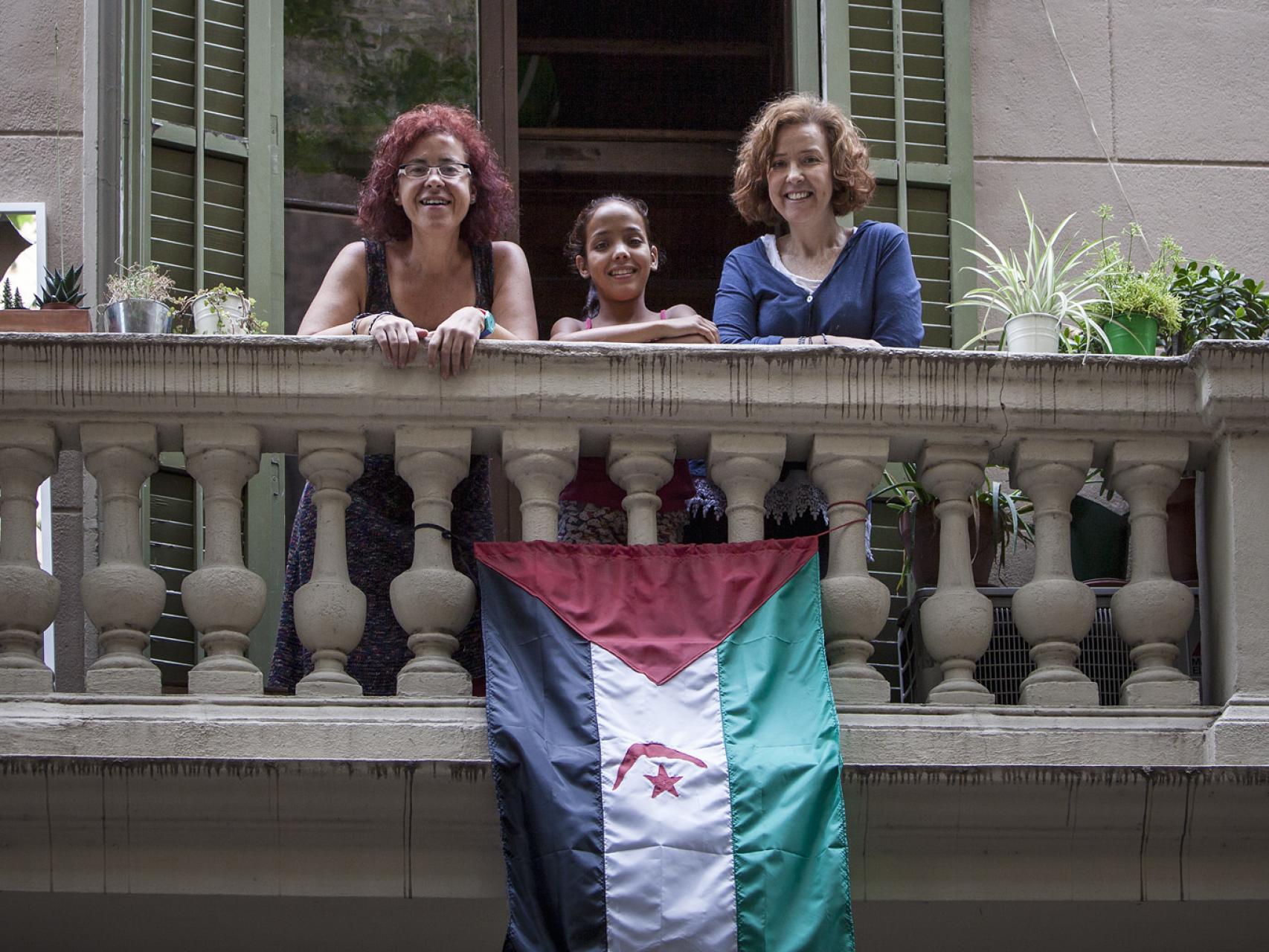 Raya Salek Kauri, junto a sus 'madres' españolas.
