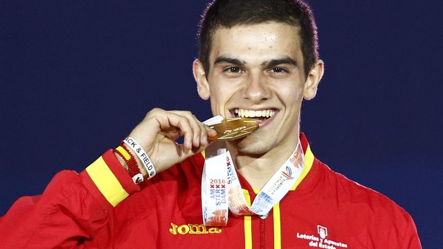 Bruno Hortelano muerde la medalla de oro.