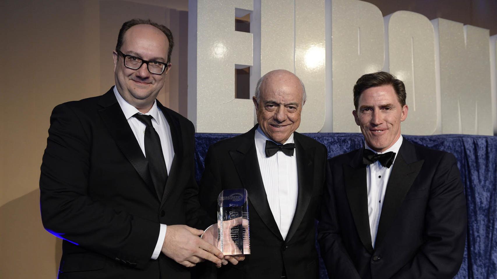 De izquierda a derecha, Clive Horwood,  editor de Euromoney;  Francisco González,  presidente de BBVA; y Rob Brydon, presentador de la ceremonia. EUROMONEY