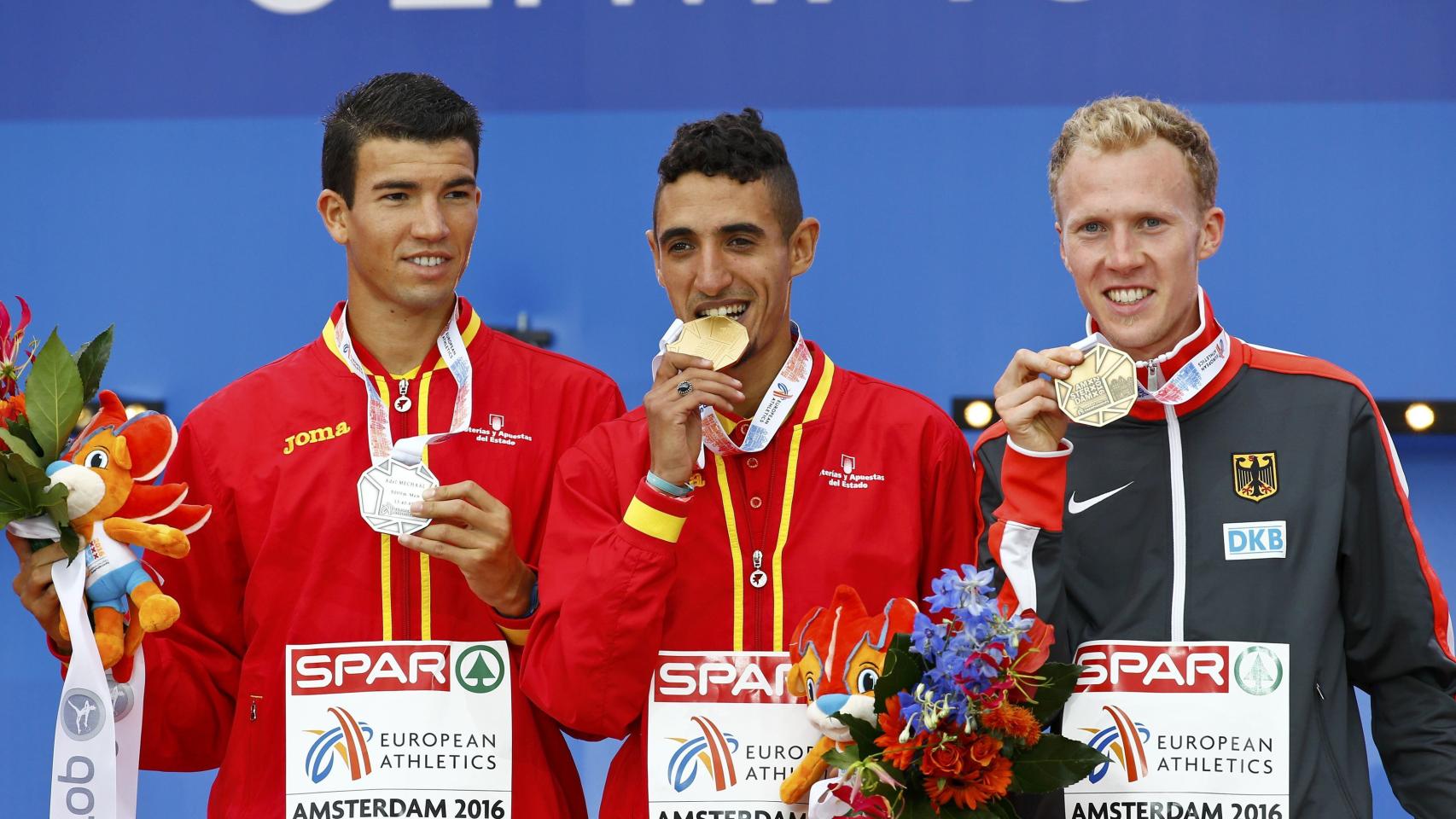 Mechaal y Fifa en el podio junto al alemán Ringer.