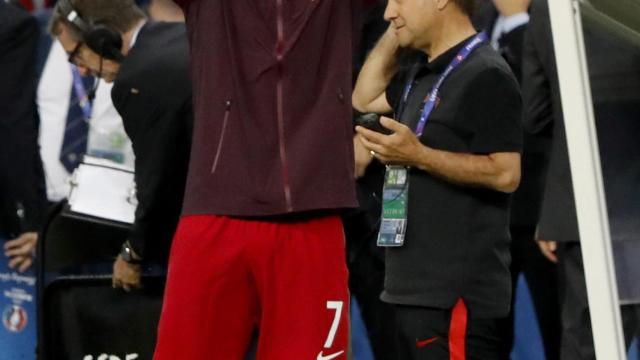 Cristiano Ronaldo animando a su equipo