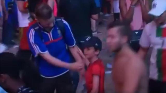 El niño portugués que abrazó a un hincha francés para consolarle