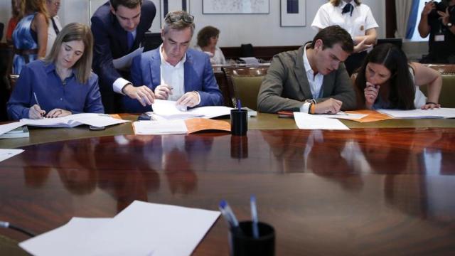 Villegas y Rivera firman su acta de diputado en el Congreso.