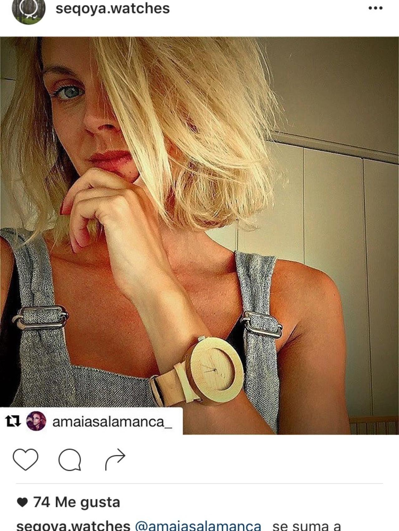 Amaia Salamanca con un reloj de madera orgánico de la firma Seqoya.