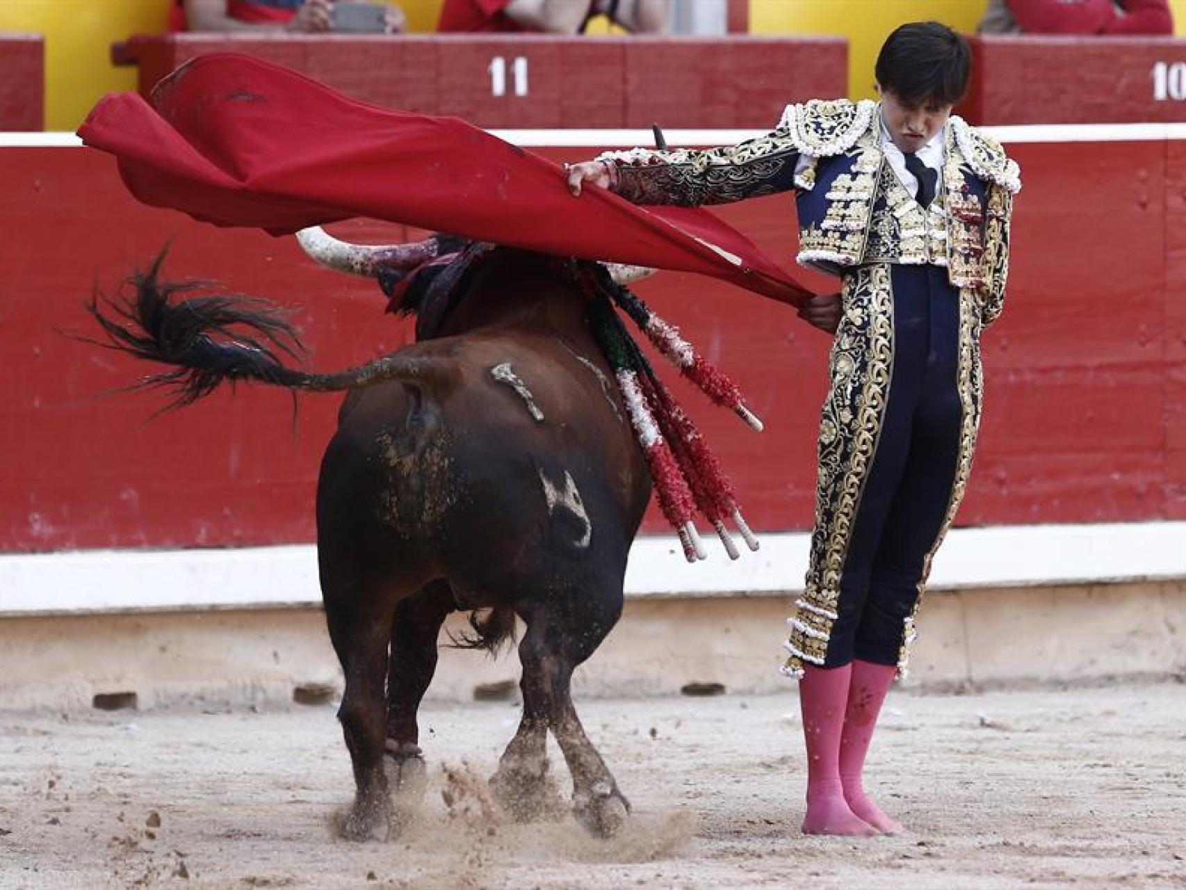 El diestro peruano Roca Rey durante la faena a su primero de la tarde.