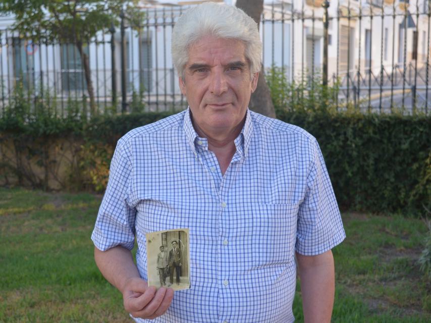 Santiago Fernández con la foto de su tío Emilio.