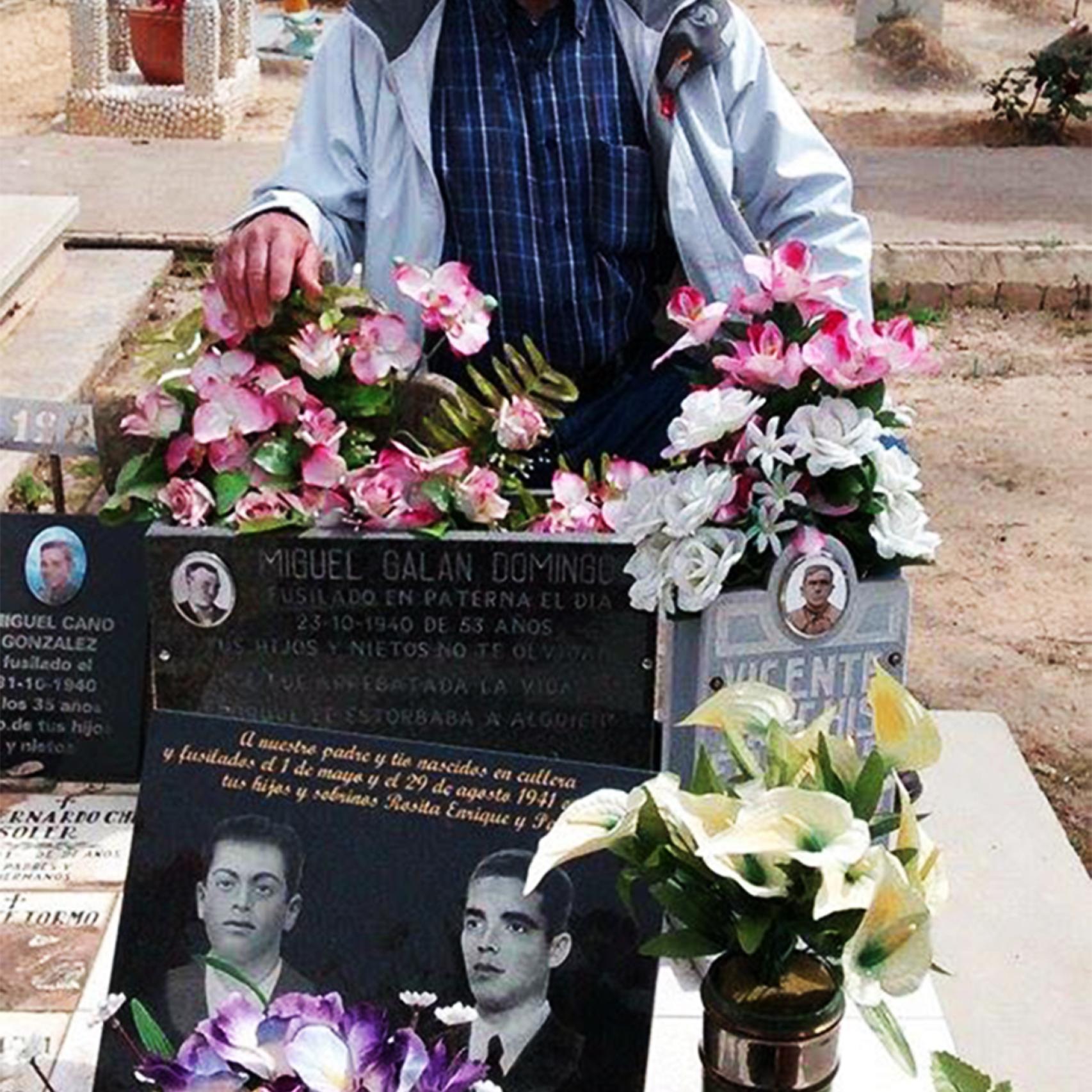 Daniel Galán en la fosa de su tío en Paterna.