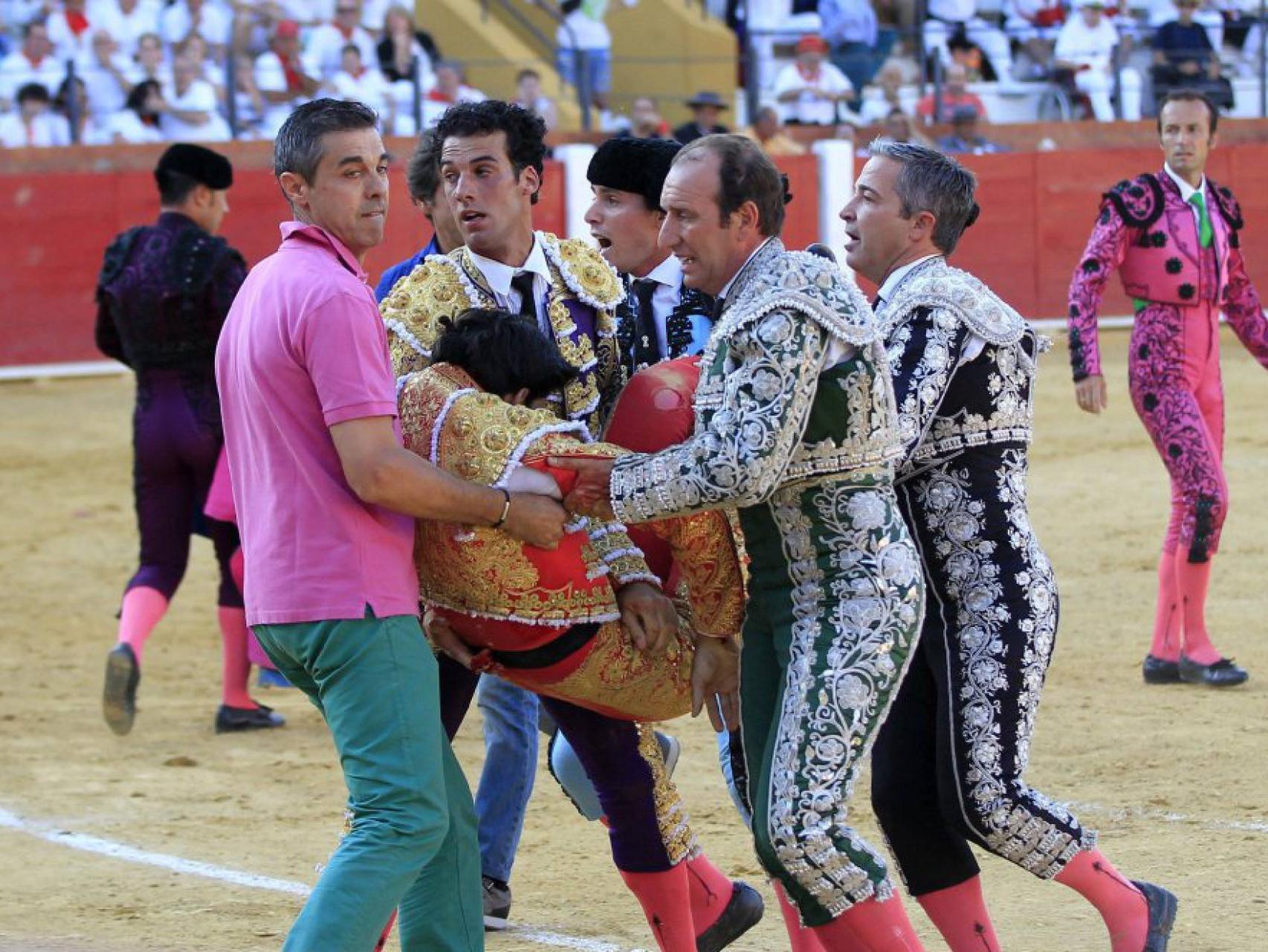 Pablo Saugar (centro) socorre junto con sus compañeros a Víctor Barrio.
