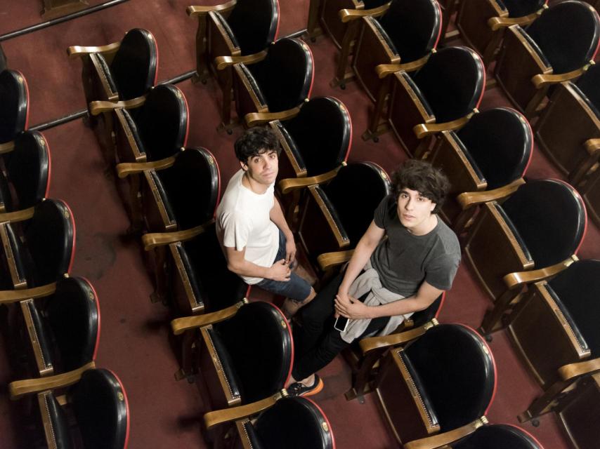 Javi Ambrossi y Javi Calvo en el Teatro Lara, su segunda casa.