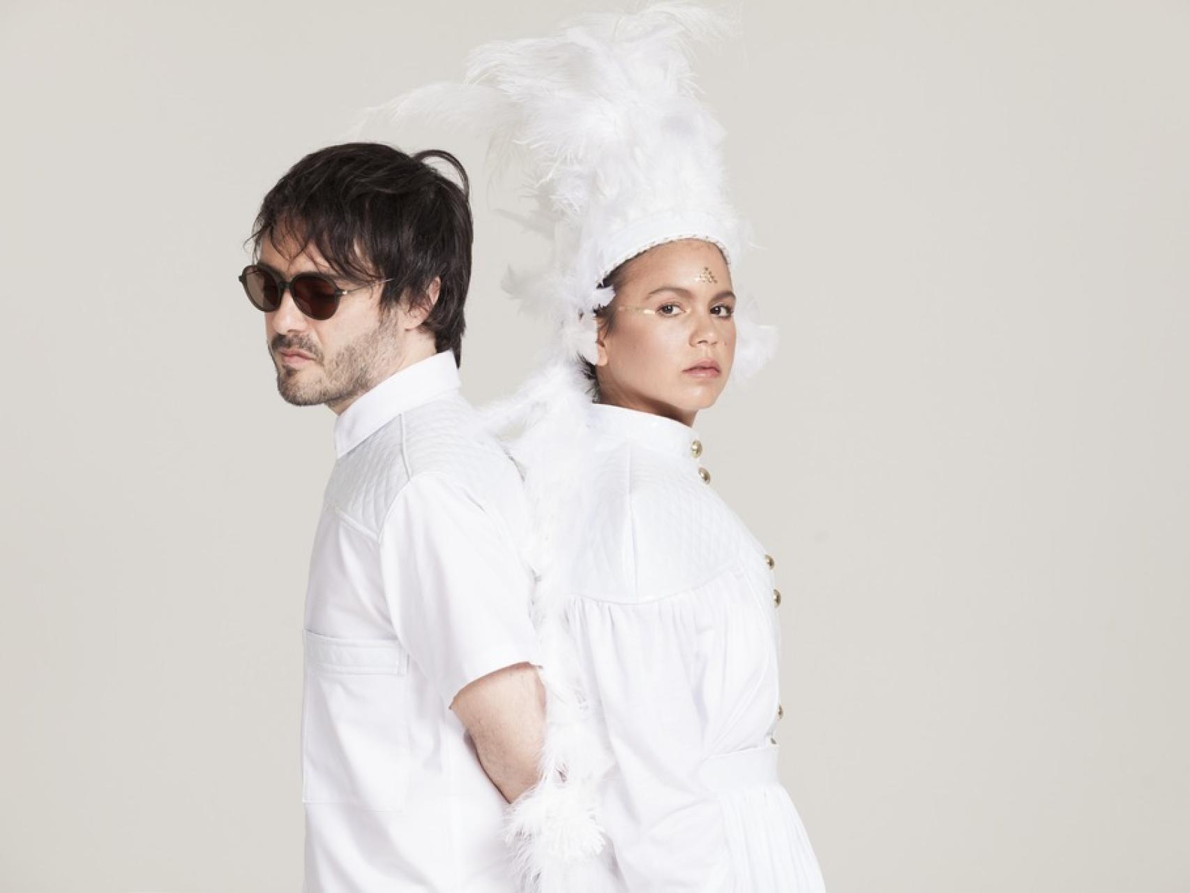 Dos de los componentes del grupo colombiano Bomba Estéreo.