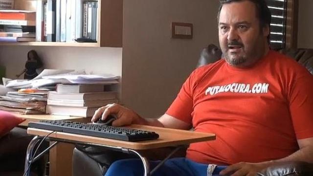 El director de cine porno durante la grabación de una escena.