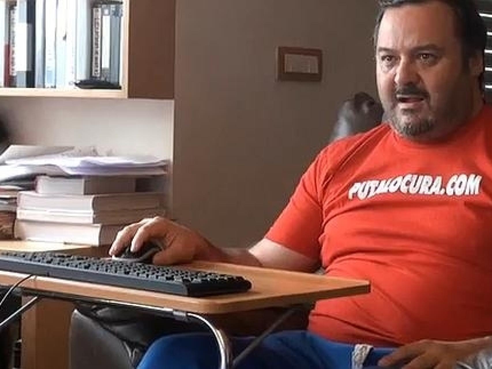 El director de cine porno durante la grabación de una escena.