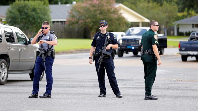 La Policía bloquea una carretera tras el tiroteo.
