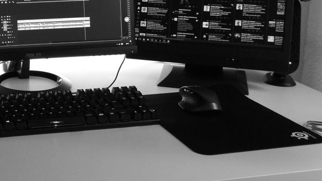 escritorio-raton-teclado-alfombrilla-montitores-premiere-twitter