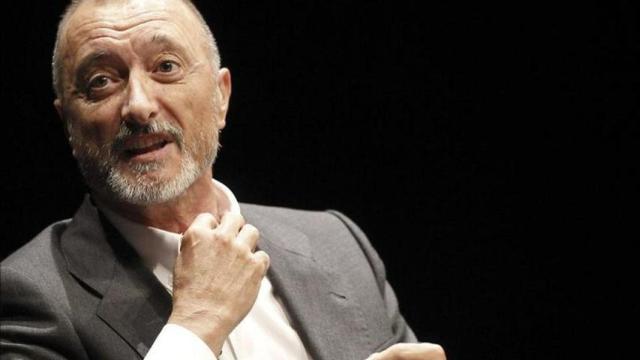 El escritor y periodista Arturo Pérez-Reverte durante una conferencia.