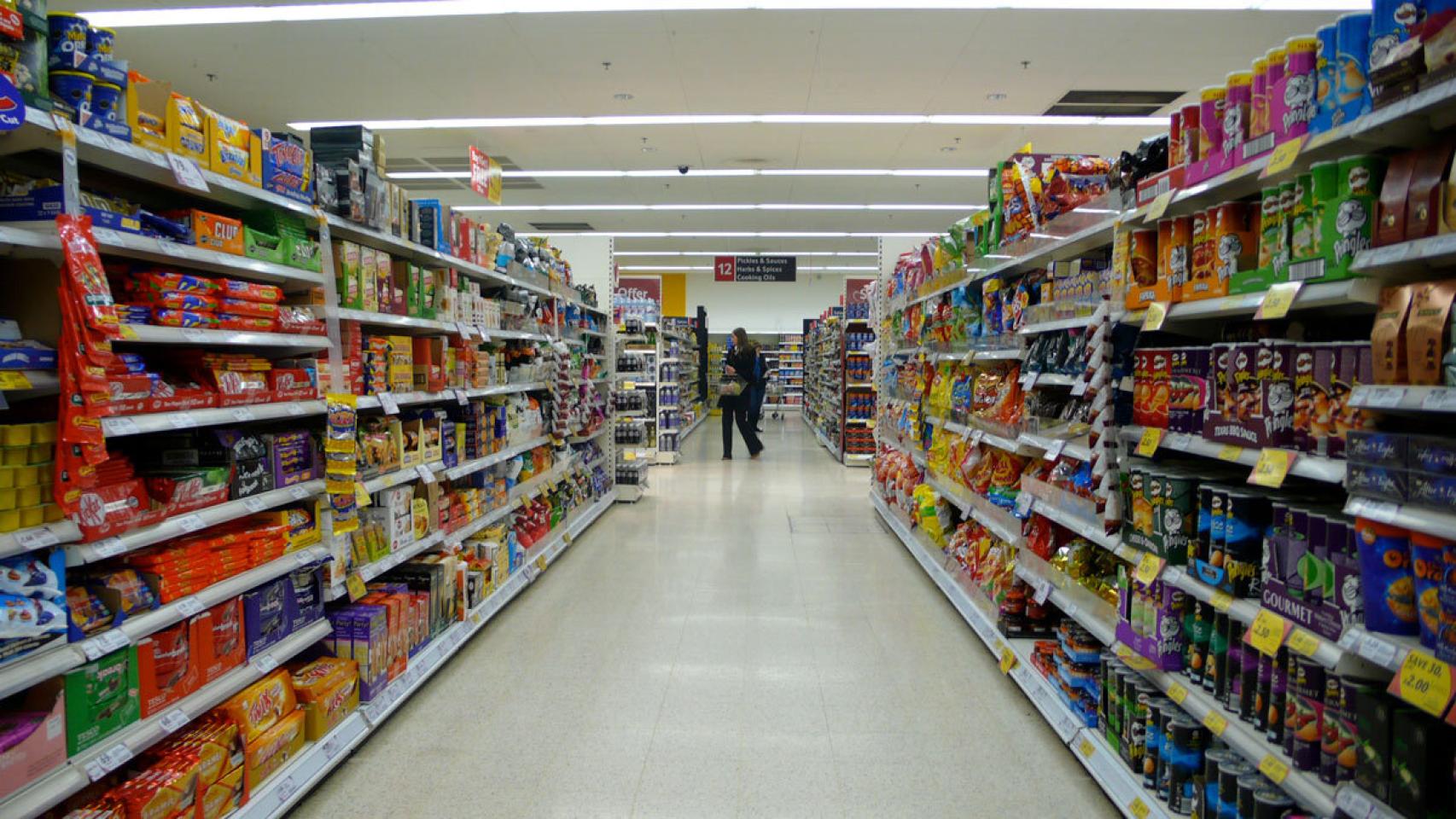 Varios productos envasados en un supermercado