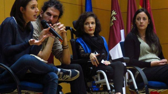 La senadora Virginia Felipe (tercera por la izquierda) con otros diputados de la formación.