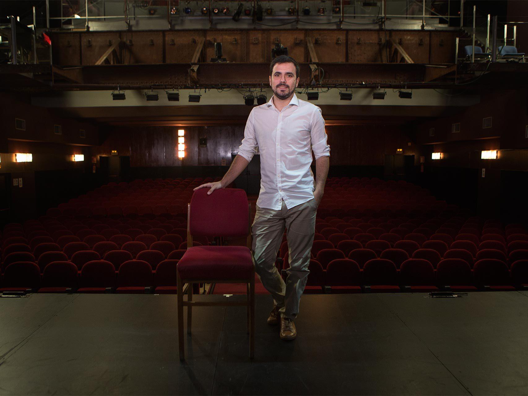Alberto Garzón, este lunes en el teatro Fígaro de Madrid.