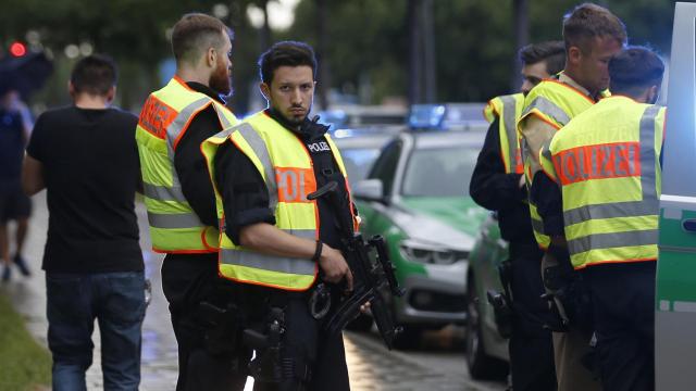 Policía en las calles cercanas al lugar del tiroteo.