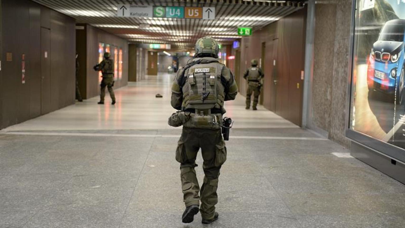 Policías de las fuerzas especiales aseguran la estación de metro de Karlsplatz (Stachus)./EFE