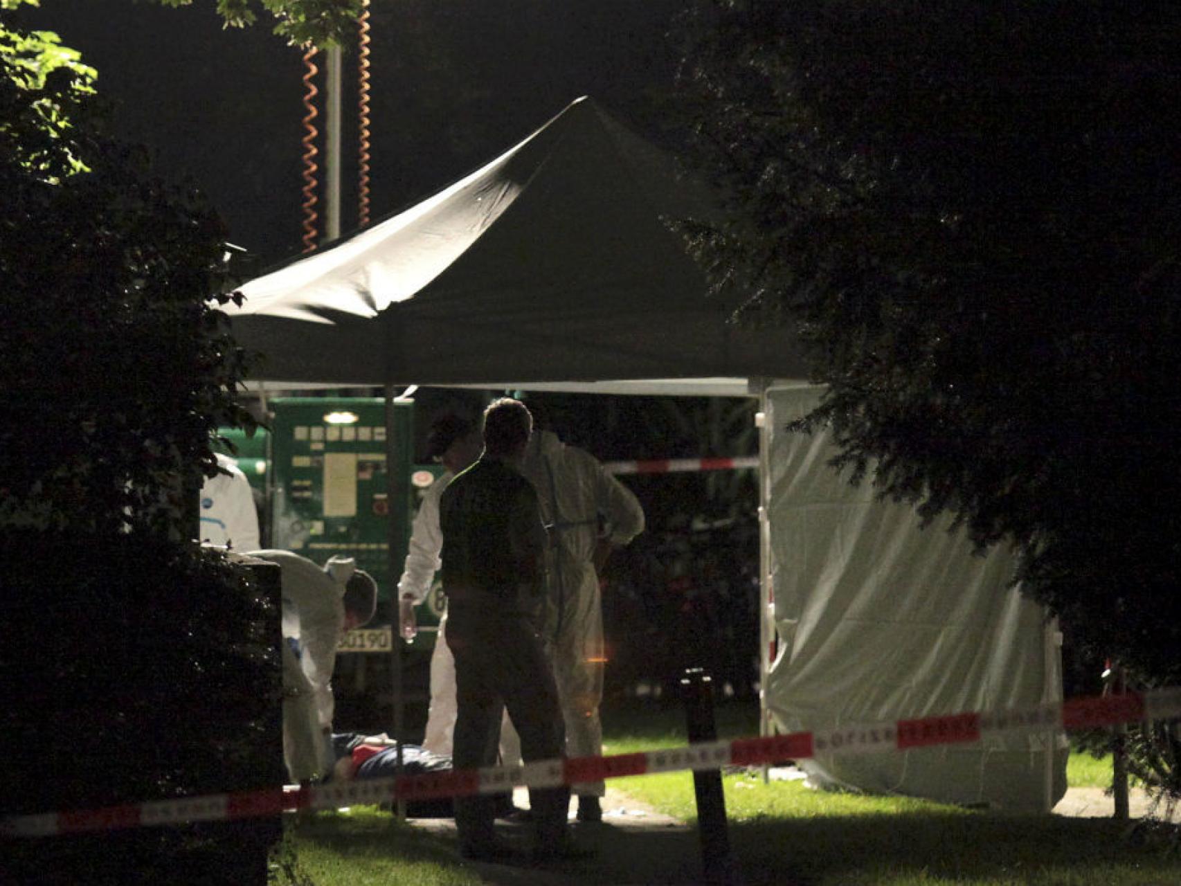 Un equipo de forenses investiga la escena del crimen.