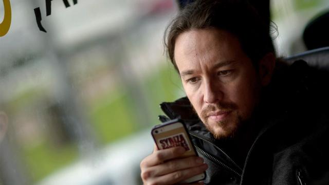 Pablo Iglesias, líder de Podemos, consultando su móvil.