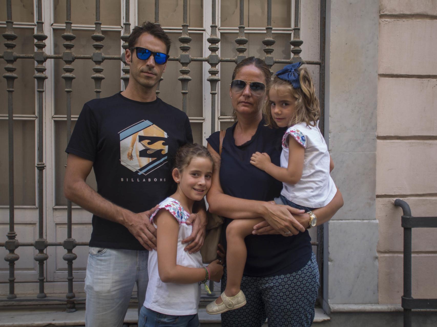 Nuria Fernández junto a su marido Fernando y sus hijas, es profesora interina