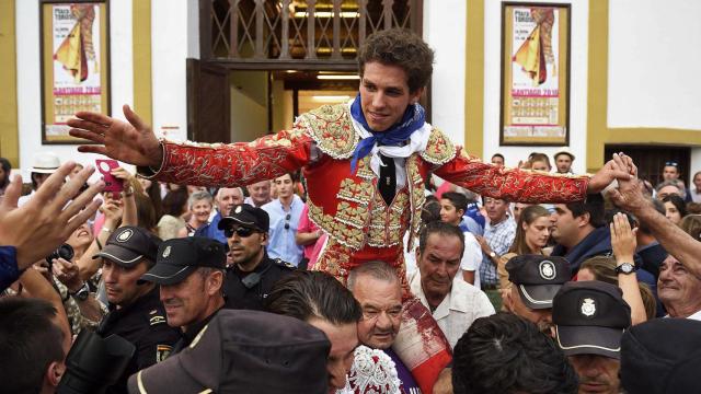 Ginés Marín sale a hombros por la puerta grande.