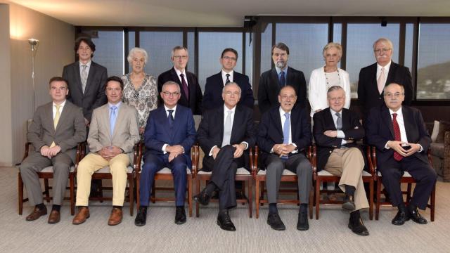 De izquierda a derecha: Jordi Portabella, Josefina Castellví, Joan Massagué, Jaume Giró, Pedro Alonso, Victòria Camps, Pere Berga, Israel Ruíz,  Juan Ignacio Cirac, Josep Baselga, Isidro Fainé, Javier Solana, Valentín Fuster y  Andreu Mas-Colell.