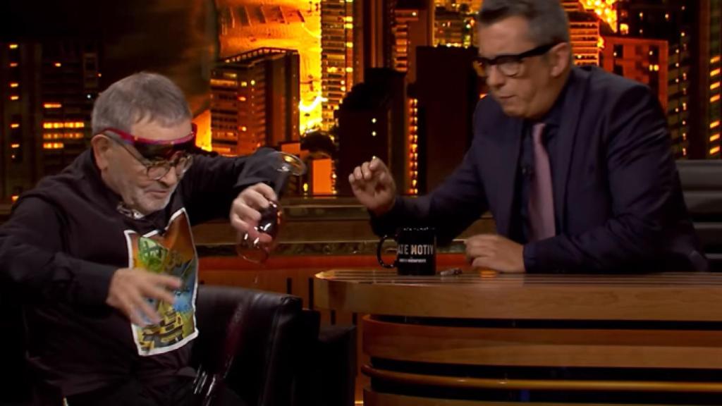 Fernando Arrabal enloquece e inunda de vino el plató de 'Late Motiv'