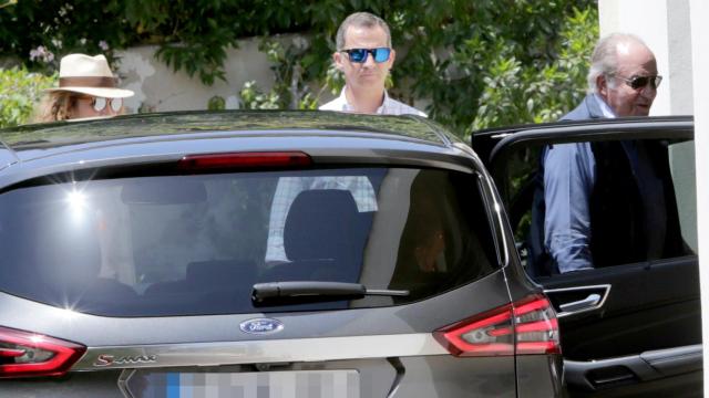 El Rey con su padre y su hermana Elena llegando al cumpleaños este sábado en Mallorca