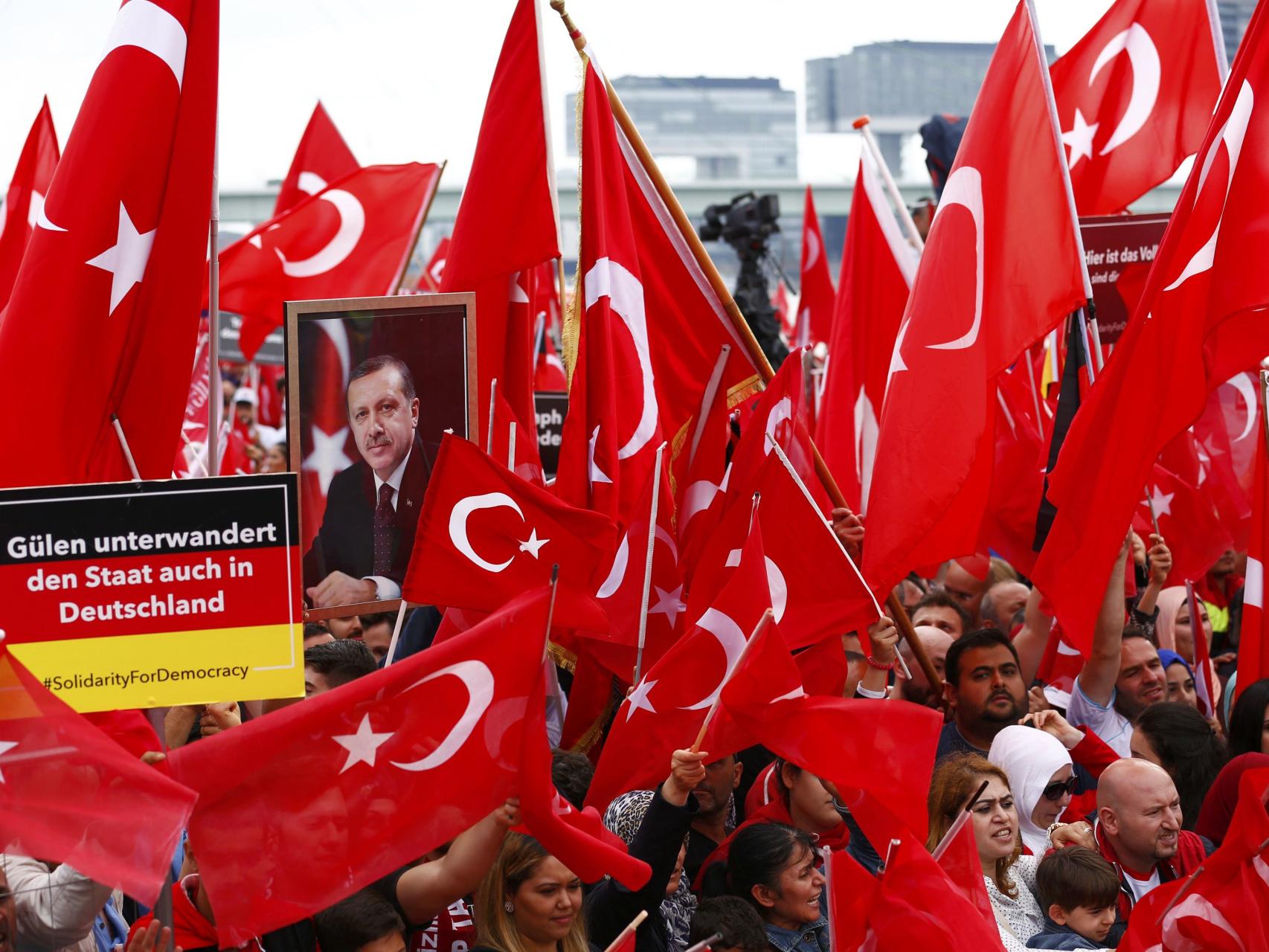 Miles de turcos se manifiestan en Colonia en apoyo a Erdogan