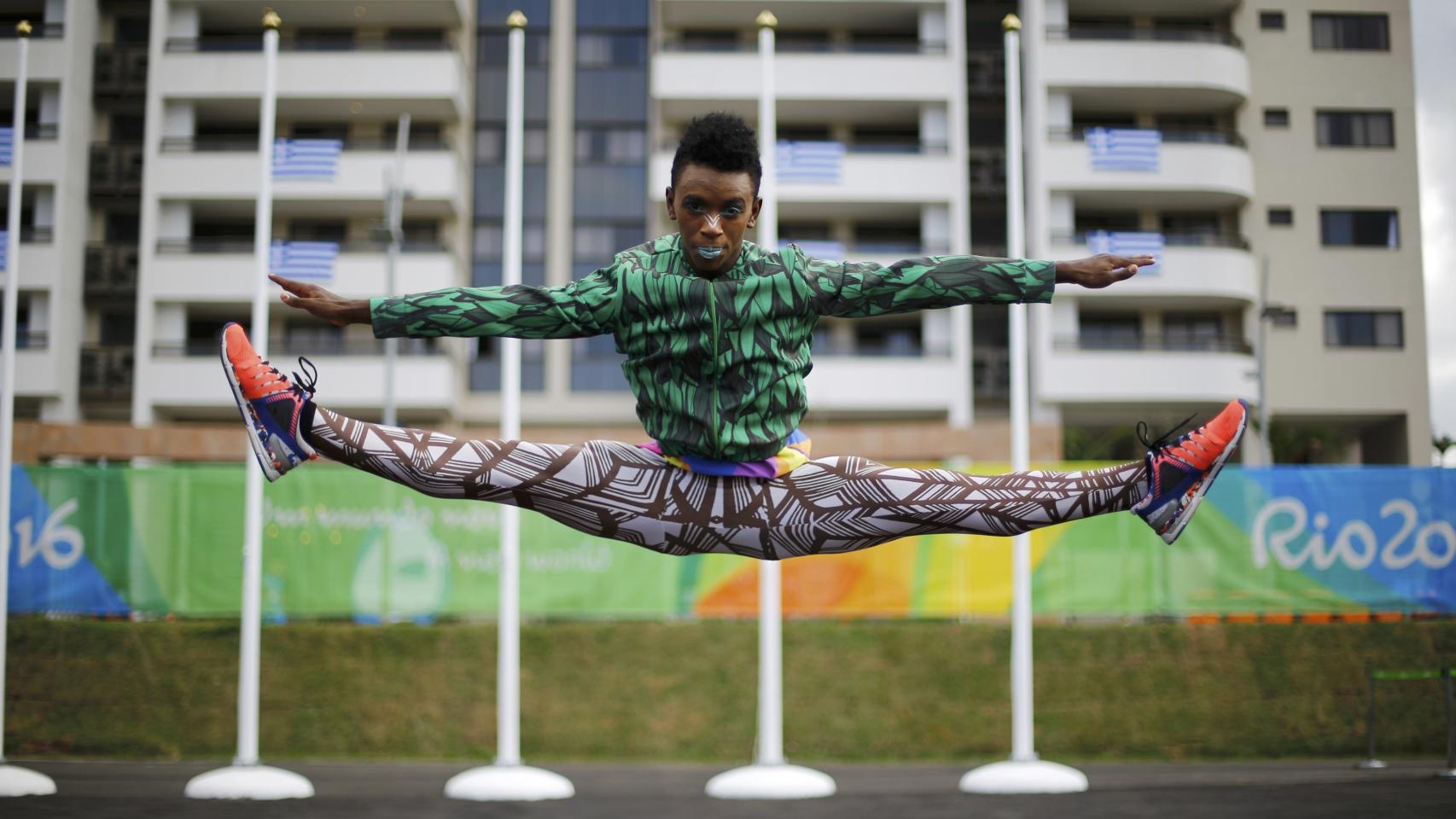 Uno de los participantes de la ceremonia de apertura ejecuta un salto durante una prueba.