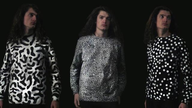 Tres modelos de camisetas que reaccionan con la contaminación.