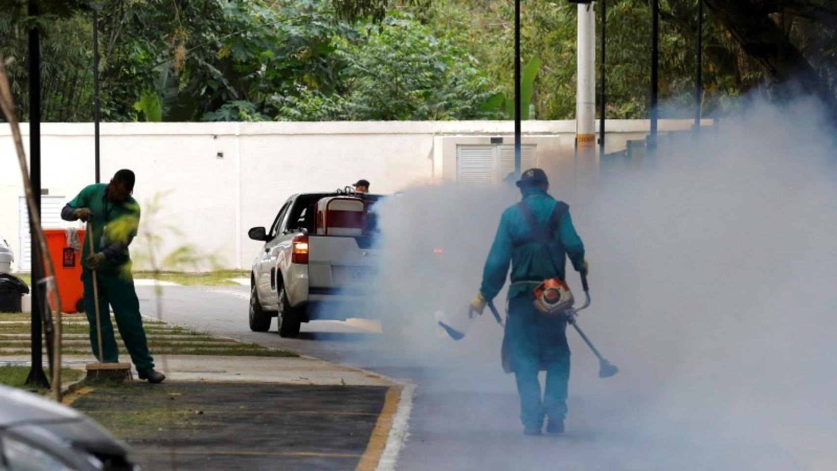 Un operario fumiga la calle para tratar de erradicar el virus zika.