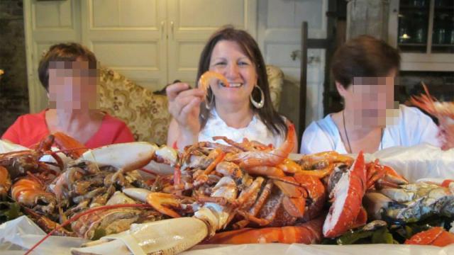 La etarra Natividad Jauregui, en el centro de la imagen, durante una mariscada.
